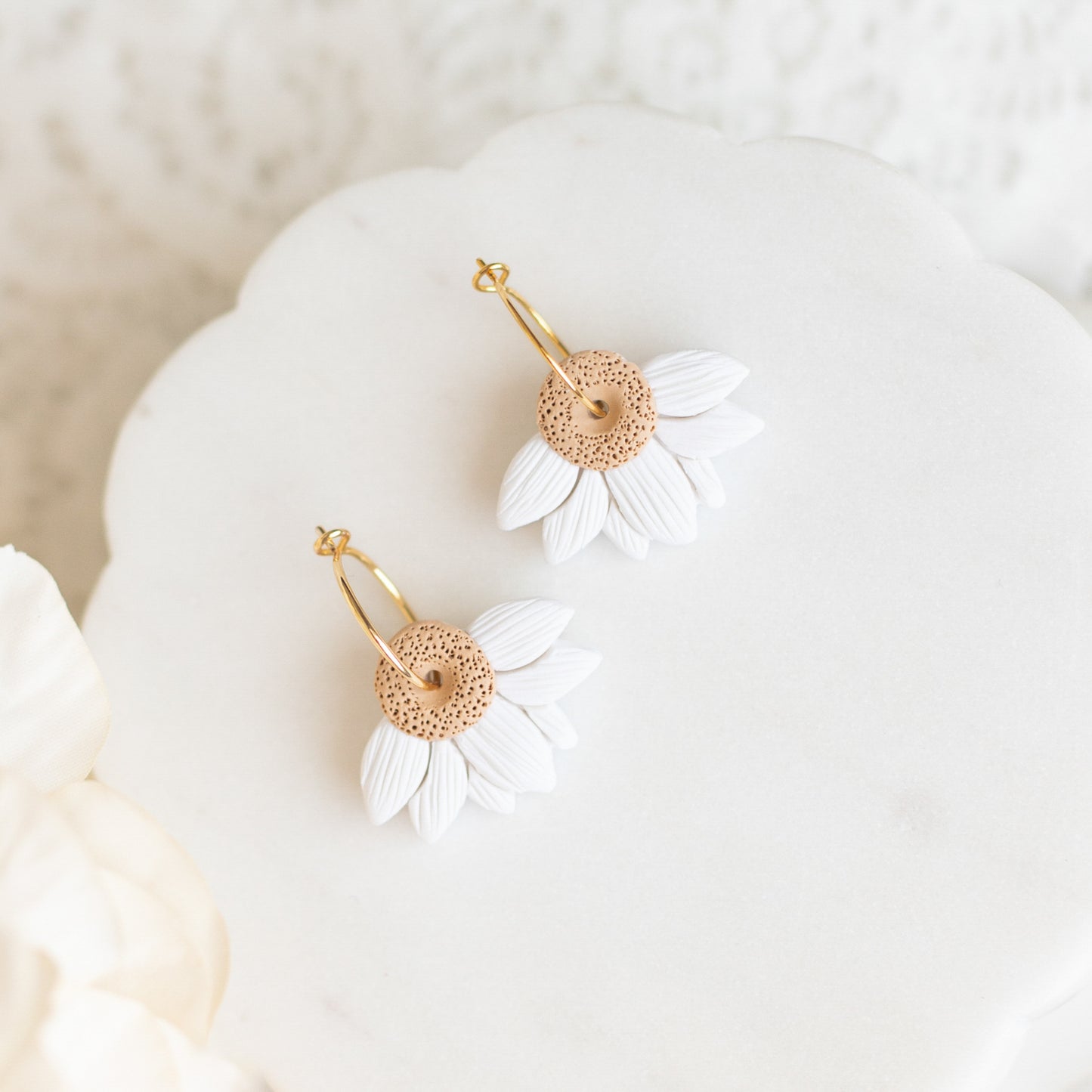 Minimalist Half Daisies