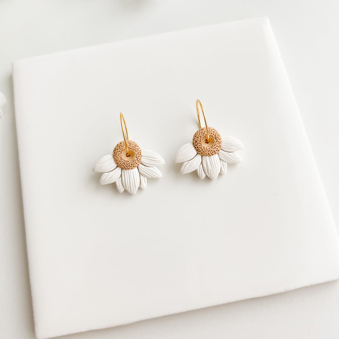 Minimalist Half Daisies