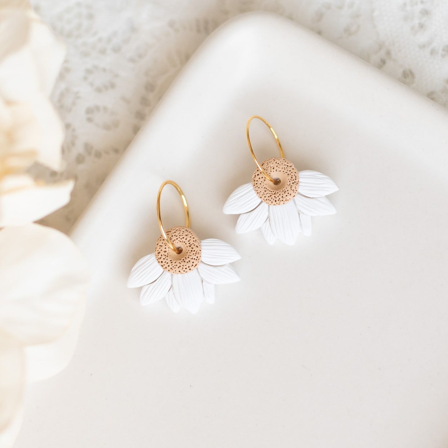 Minimalist Half Daisies